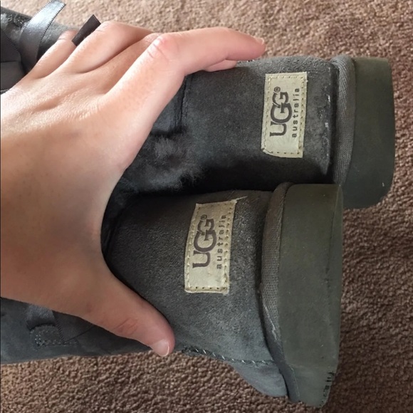 Woman’s gray ugg boots - Picture 6 of 7